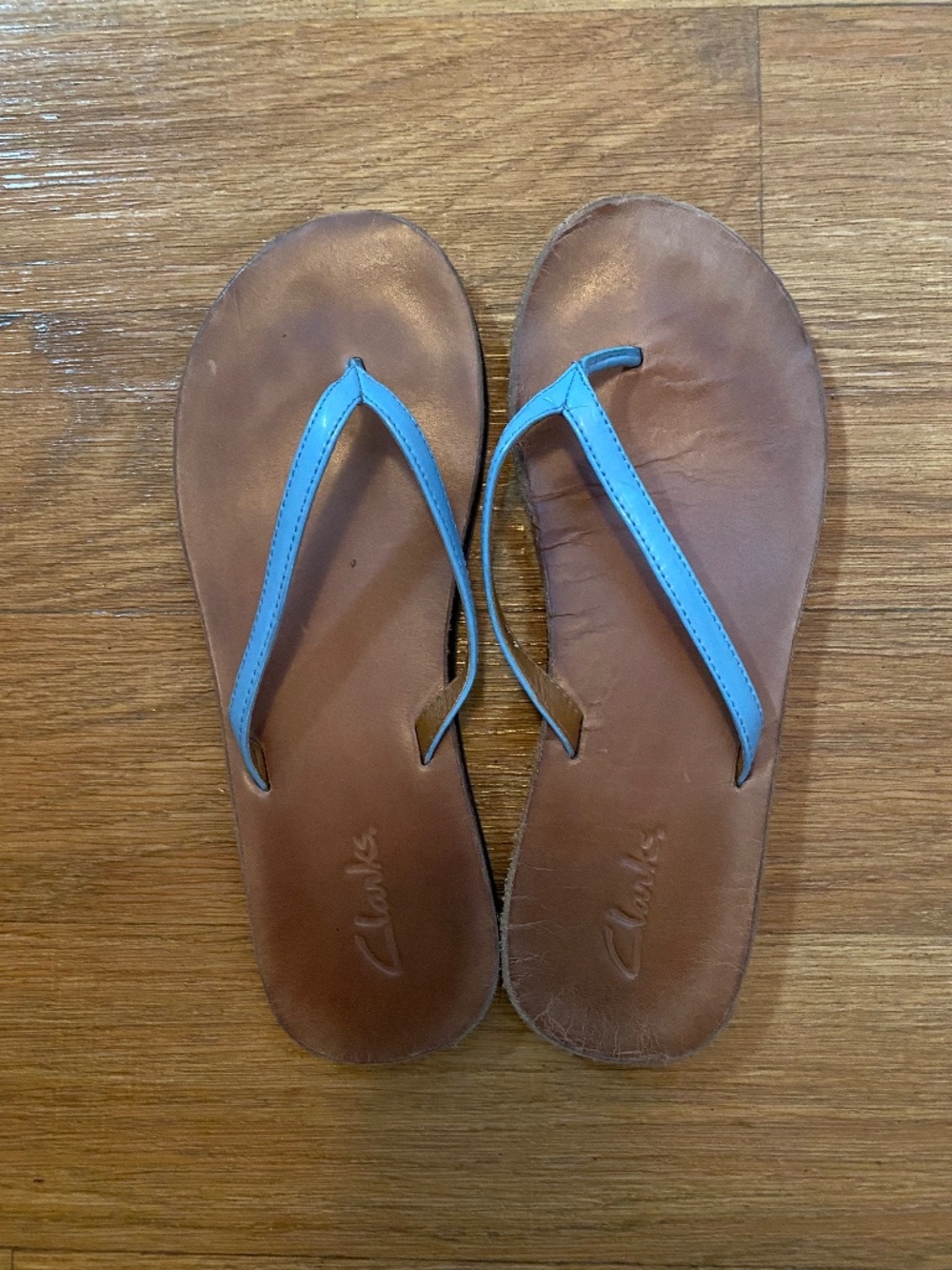 Womens Clarks light blue patent leather flip flops size 8